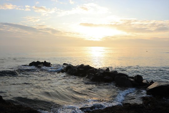 traumhafte Lichtstimmung bei Sonnenaufgang an einer malerischen Buhne am Meer