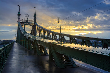 Fototapeta na wymiar Liberty bridge in Budapest, sidewalk, sunrise