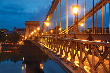 Fototapeta premium Chain bridge in Budapest at night, sidewalk