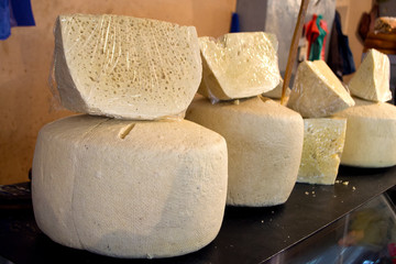 грузинский сыр Гуда на рыеке, крупный план.
