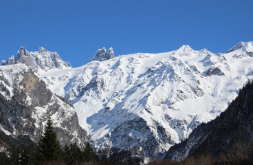 Fototapeta na wymiar Blick auf die verschneiten Schweizer Berge im Winter