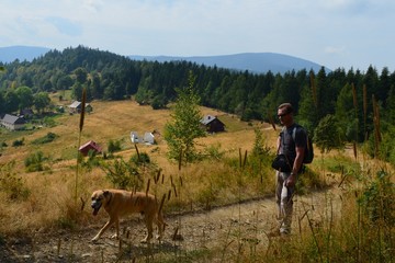 W upale na szlaku z psem, okolice Zawoi, Polska © Ewa
