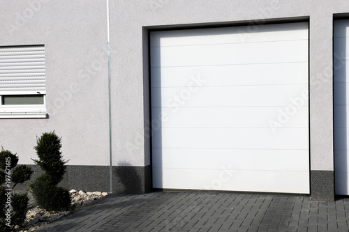 "Modernes neues Garagentor weiss (Sektionaltor)" Stockfotos und