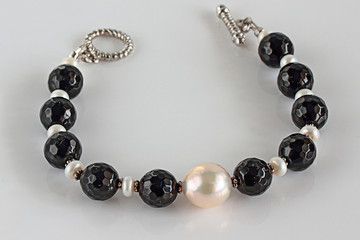 the bracelet made of agate and pearls