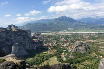 Fototapeta na wymiar view of the town among the mountains, Kalambaka, Greece, landscape