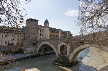 Obraz premium bridge over the Tiber river to Tiber island, Rome