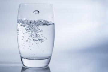 Wasser in das Glas giessen