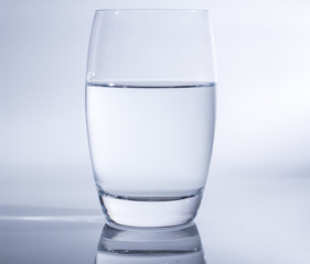 gefülltes Glas mit Wasser auf weiss