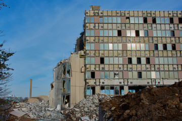 Abrissgebäude in Deutschland vor blauem Himmel