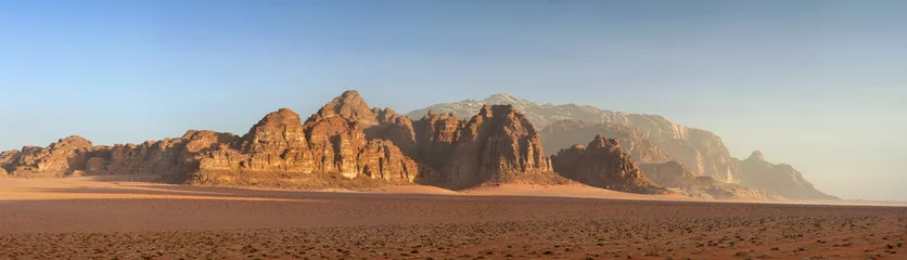 Fototapeten Panoramablick auf die Morgendämmerung in der Sandwüste in Jordanien © sergejson