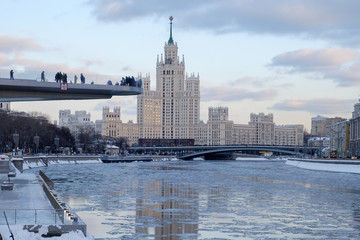 Fototapeta na wymiar New park in Moscow, high-rise building, pedestrian bridge