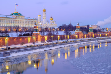Obraz premium The Kremlin at sunset, a frozen river, ice floes, reflections