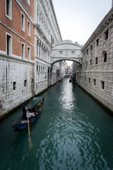 Fototapeta na wymiar Venise, Italy - 03 10 2018: Vue sur le pont des soupirs avec une gondole qui passe