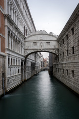 Fototapeta na wymiar Venise, Italy - 03 10 2018: Vue sur le pont des soupirs en pause longue