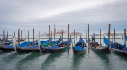 Fototapeta na wymiar Venise, Italy - 03 10 2018: Le grand canal, ses gondoles et l'église San Giorgio Maggiore en fond avec pause longue