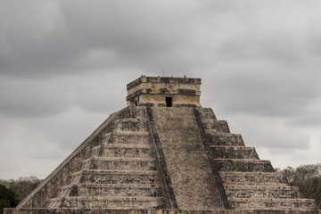 Obraz na płótnie Canvas Chichen Itza Pyramid is a mayan calendar. It represents 18 months of 20 days each, and during spring and autum equinox kukulkan deity aka the feather snake, projects a shadow on one of its sides 