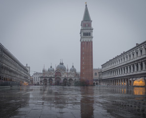 Fototapeta premium Venise, Italy - 03 11 2018: La place San Marco, la Basilique San Marco et la Tour Campanile vue depuis la place