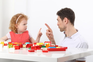 Papa mit Tochter Kind Malen Daumen hoch