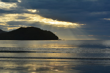 Raio de sol, entre nuvens carregadas, Ubatuba, SP