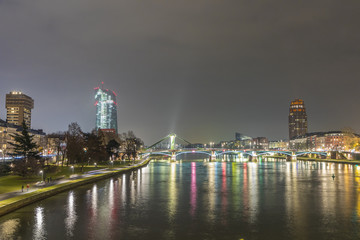 Obraz premium skyline of Frankfurt by night with river Main