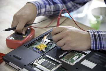  Technician repair of electronic  device,  tin soldering parts
