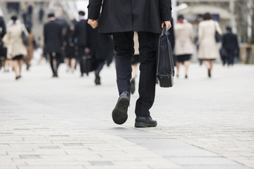 Obraz premium スーツで歩く後ろ姿