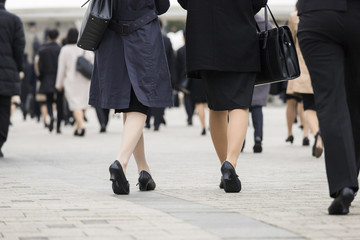 スーツで歩く後ろ姿