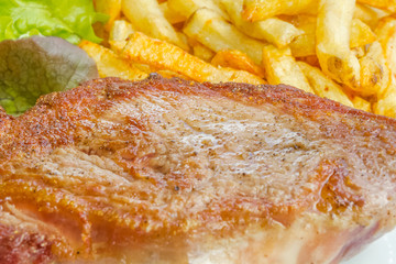  entrecôte, frites, salade 