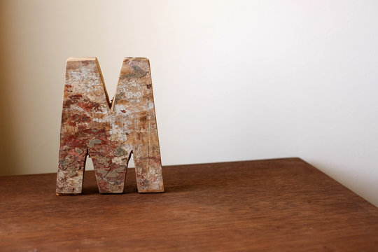 wooden alphabet letter M 木製アルファベット M
