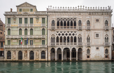 Fototapeta na wymiar Venise, Italy - 03 12 2018: Belles façades de Palais vénitiens blanche et verte, vue depuis le grand Canal de Venise