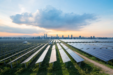 solar panels with cityscape of singapore - obrazy, fototapety, plakaty