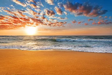 Zelfklevend Fotobehang Zonsondergang aan zee Geweldig zonsonderganglandschap. Prachtige natuur achtergrond.