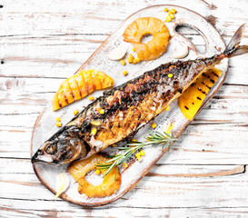 Roasted fish in pineapple sauce
