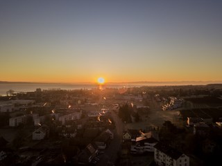 Sonnenaufgang über der Stadt Kreuzlingen am Bodensee in der Schweiz