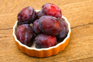 Plums in the bowl