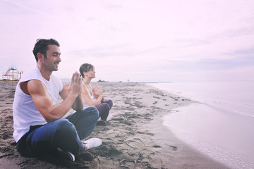 Naklejka premium couple yoga beach