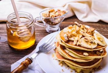 Pancakes with banana, walnuts and honey
