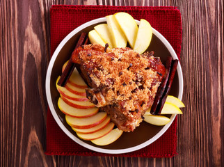 Apple baked ham with crumble topping