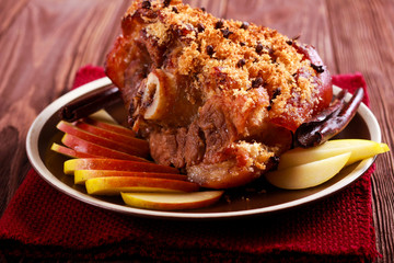 Apple baked ham with crumble topping