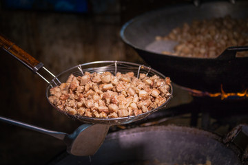 Fry the pork skin in a large frying pan on the stove.We will have a pork snack and lard.