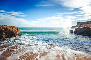 Papier Peint photo Côte Belle côte de l& 39 océan, Algarve, Portugal. Les vagues se brisent contre les rochers au soleil