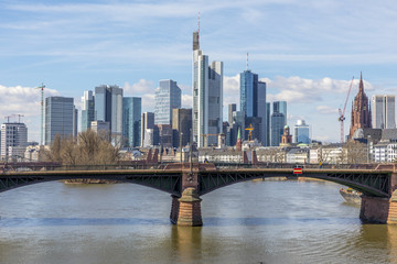 Fototapeta na wymiar skyline of Frankfurt with river Main