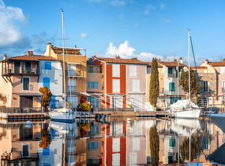Fototapeta na wymiar Colorful city on the water, Port of Grimaud, Côte d'Azur, France, Provence, houses and boats. Beautiful city landscape
