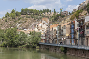 Fototapeta premium Widok na wieś i rzekę, Suria, prowincja Barcelona, Katalonia, Hiszpania.