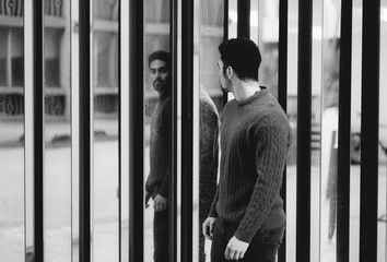 Mann schaut in Spiegel 