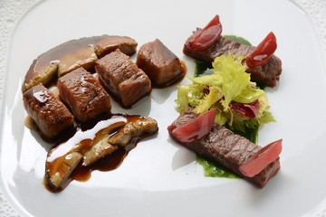 レストランでの肉料理のイメージ