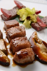 レストランでの肉料理のイメージ