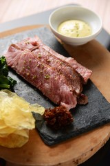 レストランでの肉料理のイメージ