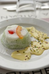 白い小皿に乗ったシチリア菓子カッサータ