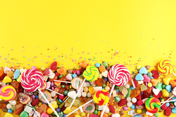 bonbons avec de la gelée et du sucre. gamme colorée de bonbons et de friandises pour enfants différents.
